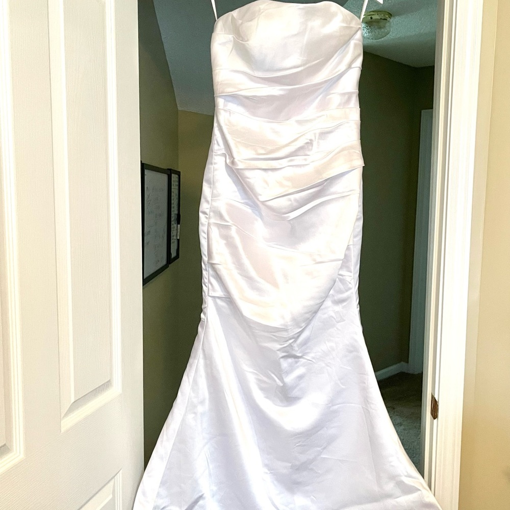 Size 8 wedding dress. White. Satin fabric. Strapless